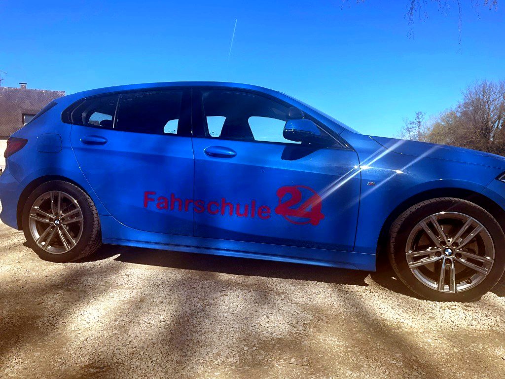 Blauer BMW 1er der Fahrschule 24