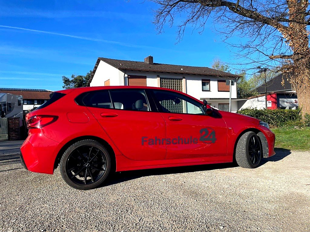 Roter BMW 1er der Fahrschule 24