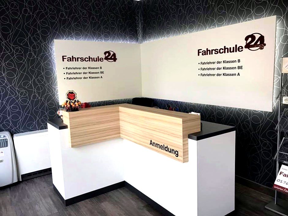 Empfangsbereich der Fahrschule 24 mit Anmeldetheke