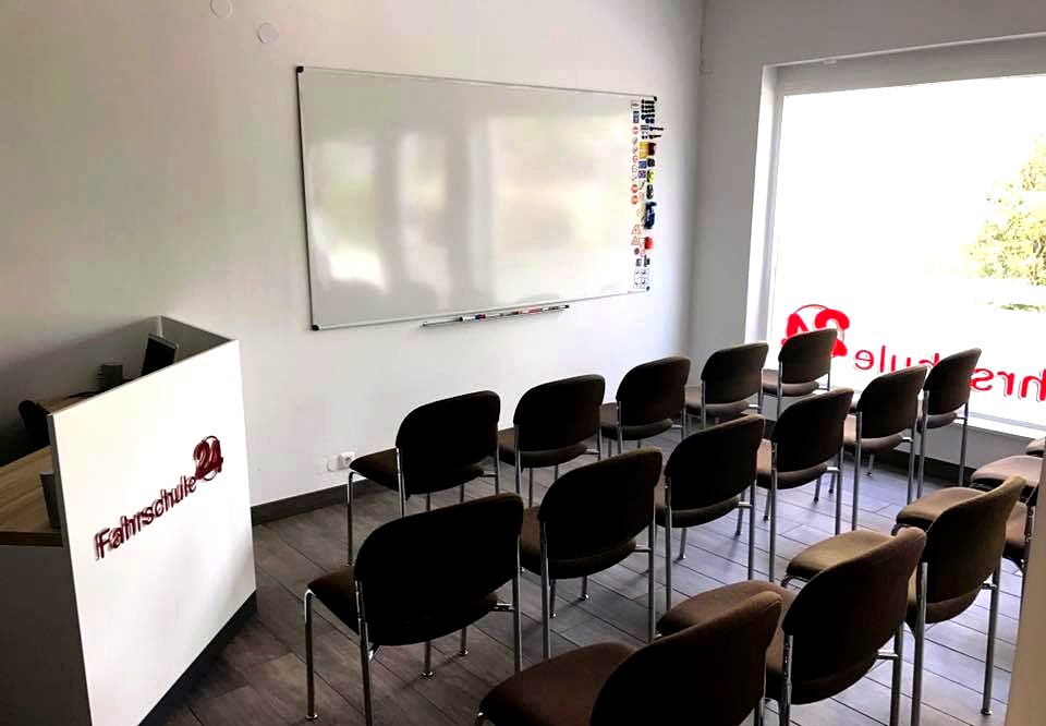 Schulungsraum der Fahrschule 24 mit Whiteboard und Bestuhlung